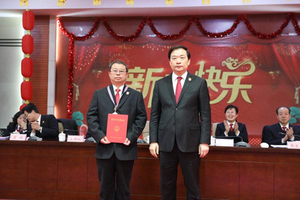 图为沙闻麟院长为银川铁路运输法院立案庭审判员韩建宁同志颁发荣誉