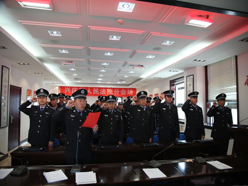 2014年4月4日兴庆区法院法警宣誓.jpg